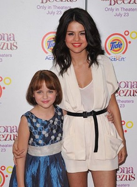 Selena Gomez and Joey King at event of Ramona and Beezus