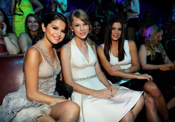Selena Gomez and Taylor Swift at event of Teen Choice 2011