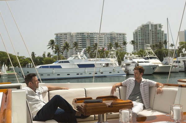 Still of Ben Affleck and Justin Timberlake in Runner Runner