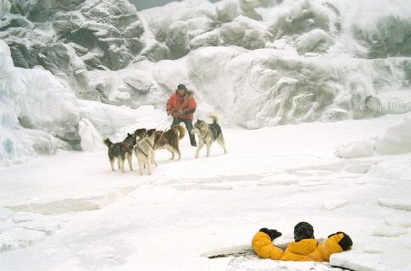 Still of Bruce Greenwood and Paul Walker in Eight Below