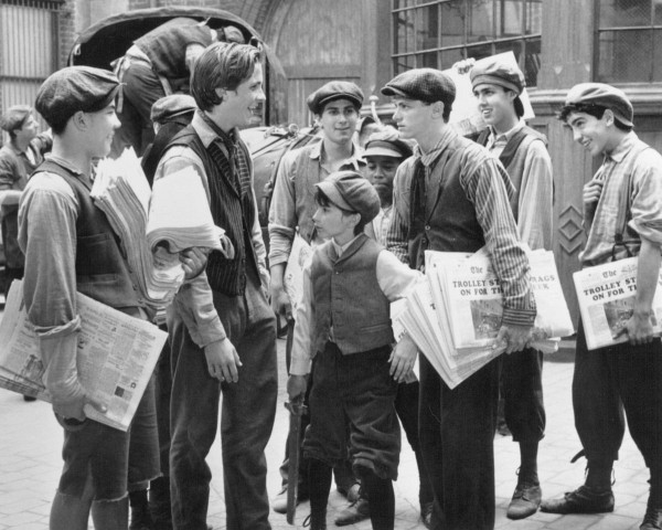 Still of Christian Bale and David Moscow in Newsies