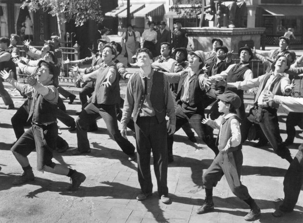 Still of Christian Bale and David Moscow in Newsies