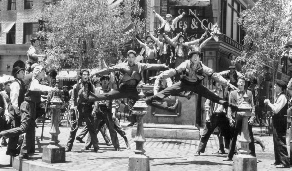 Still of Christian Bale and David Moscow in Newsies