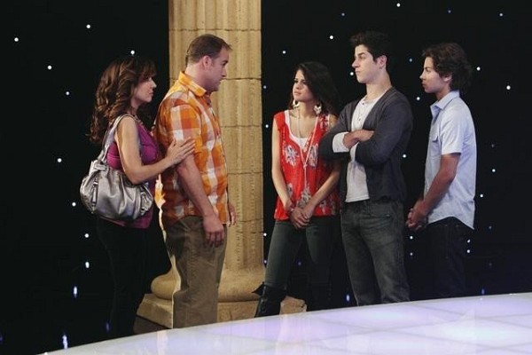 Still of David DeLuise, David Henrie, Selena Gomez and Jake T. Austin in Wizards of Waverly Place