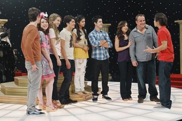 Still of David DeLuise, David Henrie, Selena Gomez, Jake T. Austin, Dan Benson, Bridgit Mendler and Gregg Sulkin in Wizards of Waverly Place