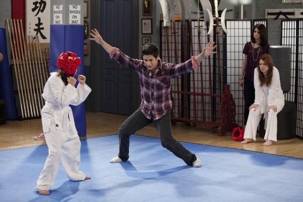 Still of David Henrie and Selena Gomez in Wizards of Waverly Place