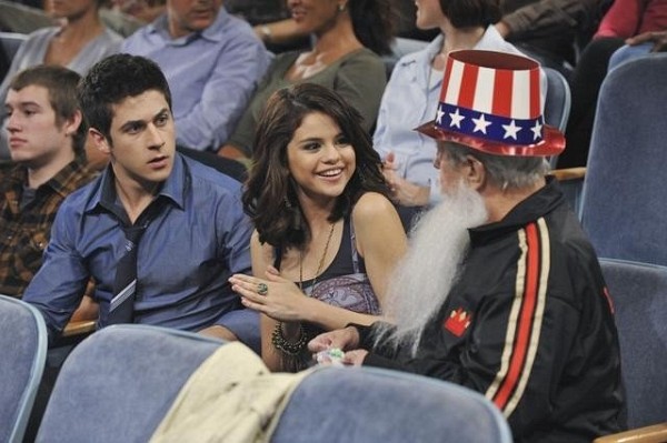 Still of David Henrie and Selena Gomez in Wizards of Waverly Place