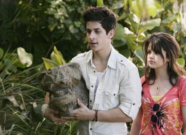 Still of David Henrie and Selena Gomez in Wizards of Waverly Place: The Movie