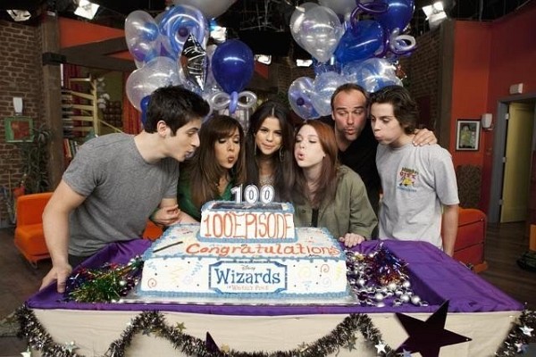 Still of Maria Canals-Barrera, David DeLuise, Jennifer Stone, David Henrie, Selena Gomez and Jake T. Austin in Wizards of Waverly Place