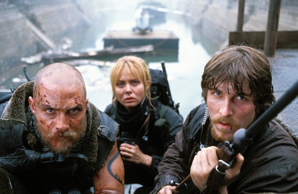 Still of Matthew McConaughey, Christian Bale and Izabella Scorupco in Reign of Fire