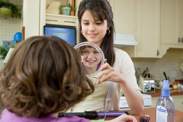 Still of Selena Gomez and Joey King in Ramona and Beezus