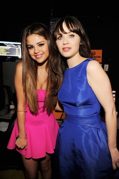 Zooey Deschanel and Selena Gomez at event of Teen Choice Awards 2012